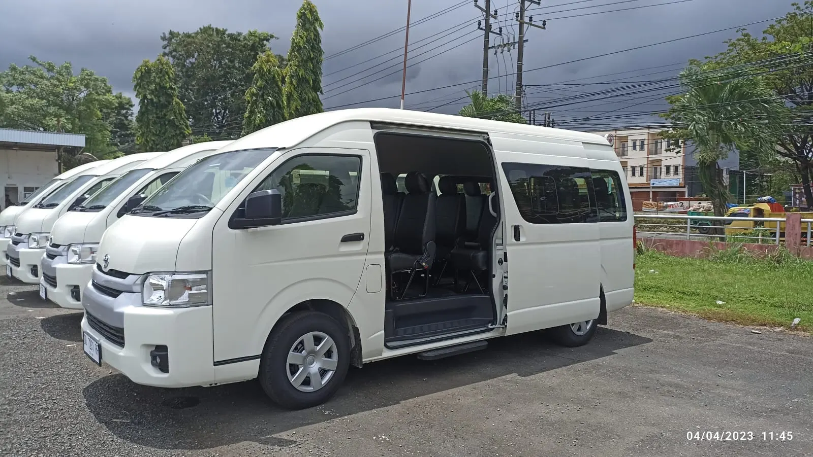 Hiace Commuter - 14 Seat